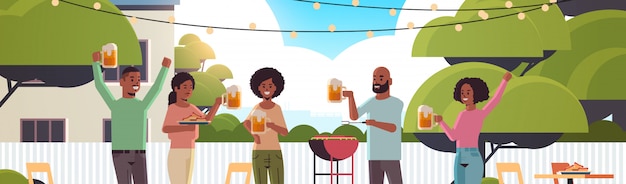 Freunde, die Hot Dogs auf Grill vorbereiten und Bier trinken glücklich afroamerikanische Männer Frauengruppe, die Spaß Hinterhofpicknick-Grillpartykonzept flaches Porträt horizontal hat