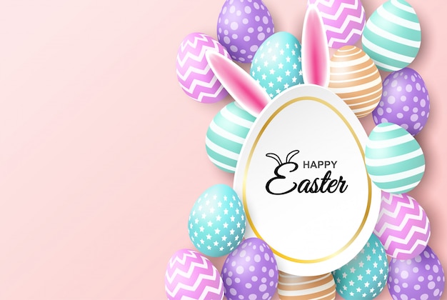 Frohe Ostern. Buntes Osterei auf rosa weichem Hintergrund