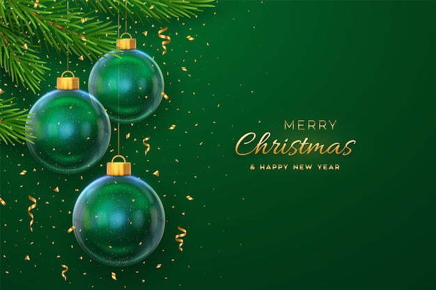 Frohe weihnachten-grußkarte oder banner hängende transparente glaskugeln tannenzweige auf grünem hintergrund mit goldenen fallenden konfetti 3d-design des neuen jahres feiertags-weihnachtskugeln vektor-illustration