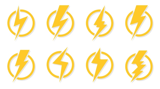 Gelbe Blitzsymbole eingestellt. Elektrisches Schlagzeichen im Kreis. Ideal für die Spannung des Designlogos und die Gefahr eines Stromschlags. Symbol Energie und Donner Elektrizität