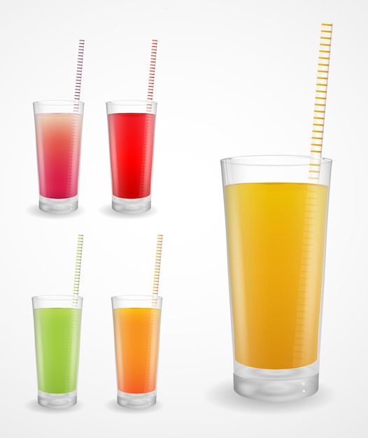 Gläser mit fruchtsaft und strohhalmen