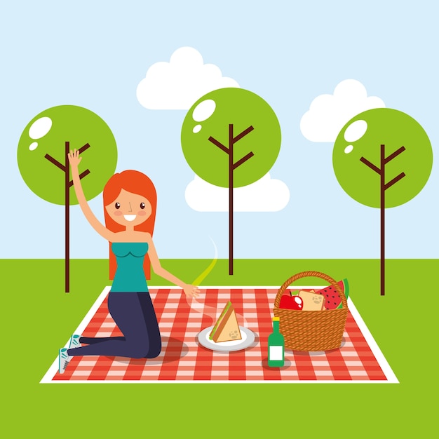 Glückliche frau, die picknick im park hat