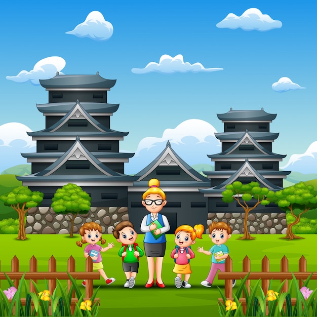 Glückliche kinder studieren tour in kumamoto castle