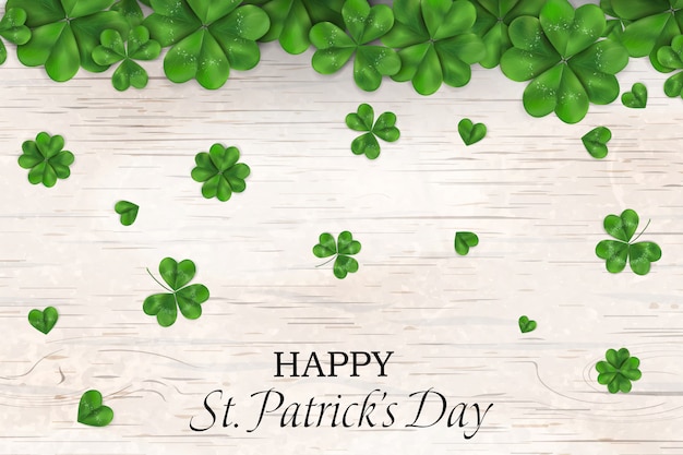 Glücklicher St. Patrick's Day. St. Patricks Day Design mit fallendem Kleeblatt, vierblättrigem Kleeblatt auf Holzhintergrund. Irland Symbolmuster.