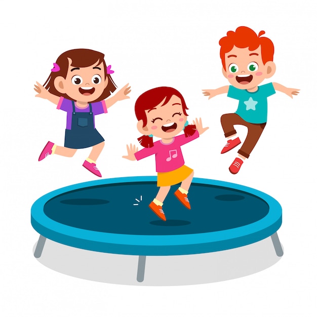 Glückliches nettes kinderlächeln springen auf trampoline