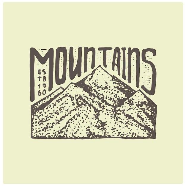 Graviertes vintage-logo mit bergen im handgezeichneten skizzenstil alt aussehendes retro-abzeichen für nationalparks und camping-alpin- und wanderthemen