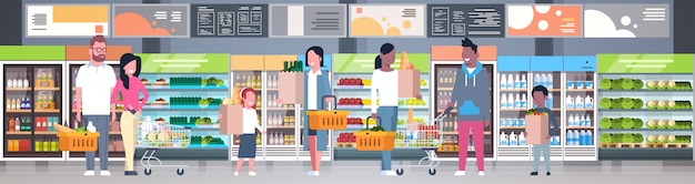 Gruppe von Personen, die Taschen, Körbe hält und Laufkatzen im Supermarkt drückt