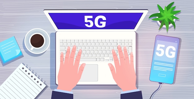 Hände tippen auf Laptop 5G Online-Kommunikationsnetzwerk drahtlose Systeme Verbindungskonzept fünfte innovative Generation von Hochgeschwindigkeits-Internet Top Winkelansicht auf Schreibtisch horizontal