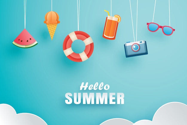 Hallo Sommer mit dem Dekorationsorigami, der am Himmelhintergrund hängt