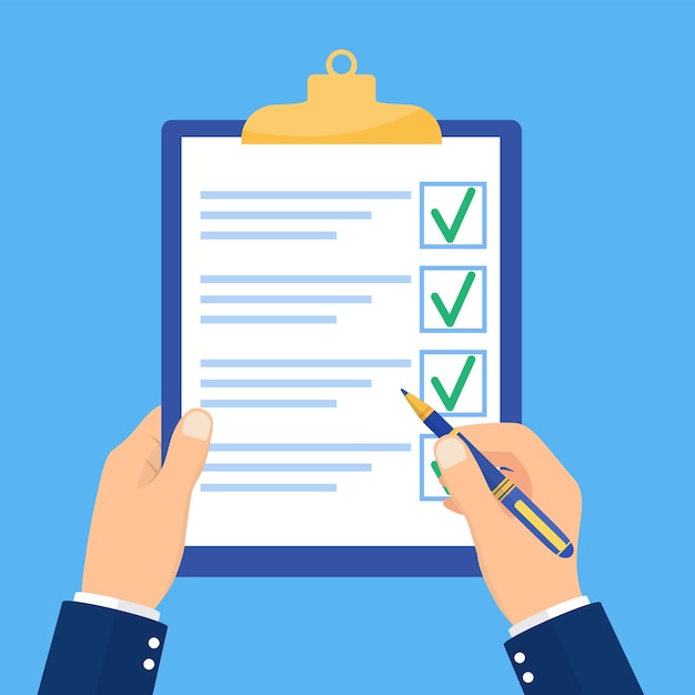 Hand hält Zwischenablage mit Checkliste