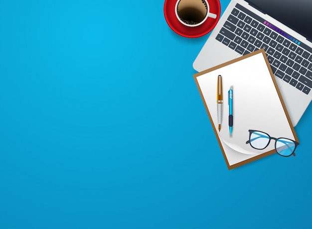 Hauptarbeitsplatz mit Geräteebenen-Lage-Vektor. Weißer Tasse Kaffee nahe Tablet und Stift. CopySpace Draufsicht Illustration