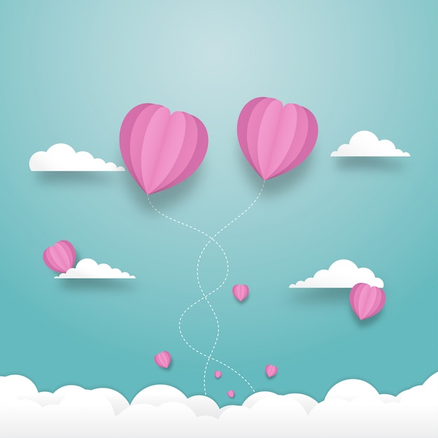 Herzballone, die auf den himmel mit bewölktem fliegen