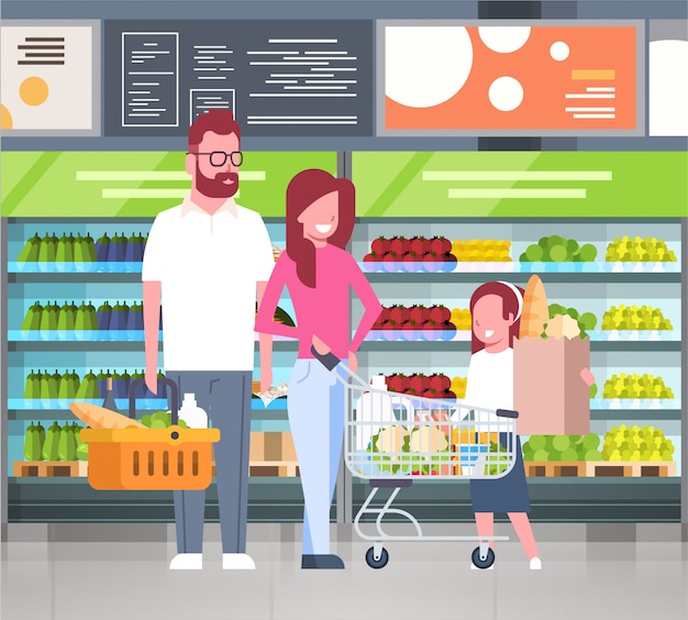 Junge Familie, die am Supermarkt kauft und Produkte kauft