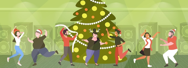 Junge leute, die spaß in der nähe von weihnachtsbaum fröhliche weihnachtsfeiertag konzeptkonzept mix race freunde tanzen zusammen vektor-illustration