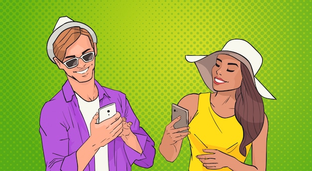 Junger mann und frau frau, die das zellintelligente telefon online über pop art colorful retro style background vernetzt