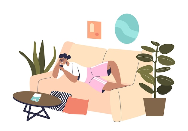 Junges Mädchen, das zu Hause auf dem Sofa liegt und das Smartphone-Gerät verwendet, entspannt SMS mit Freunden in den sozialen Medien