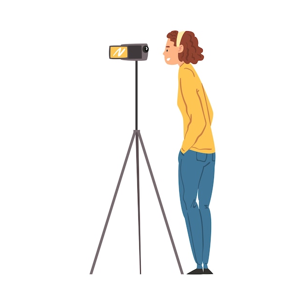 Vektor kameramann, der mit einer kamera auf einem stativ schießt, weibliche videoperator mit professioneller ausrüstung, film