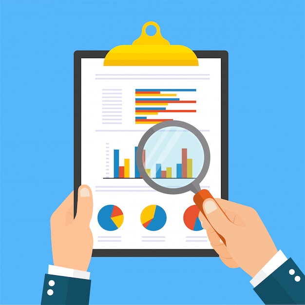 Karikaturgeschäftsmannhände mit lupe, die einen ordner des papiers mit diagrammen flacher stil analysiert