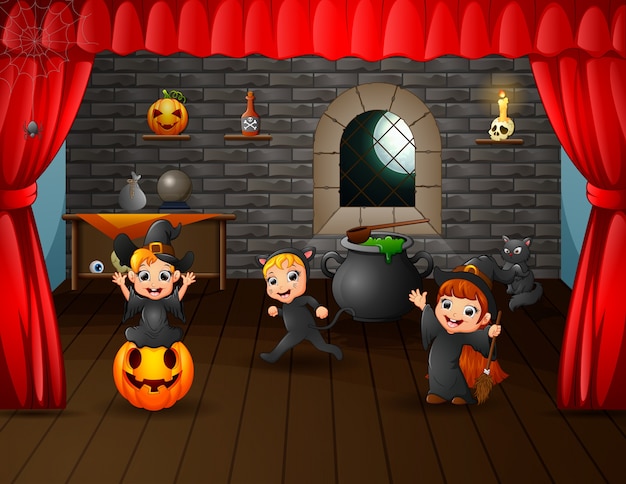 Kinder in halloween-kostümleistung auf der bühne