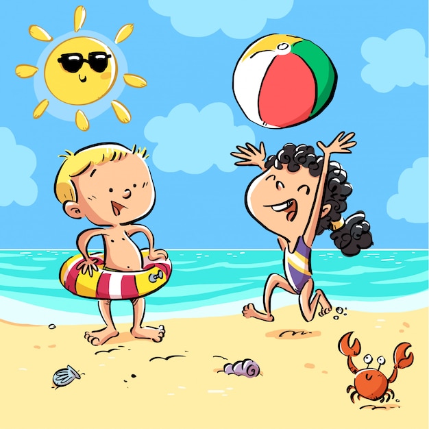Kinder spielen Ball am Strand