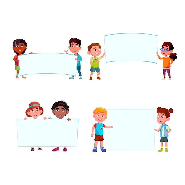 Kinderjungen und -mädchen mit leeren Fahnen stellten Vektor ein. Jugendliche, die Fahnen halten. Lächelnde glückliche Charaktere Schuljungen und Schulmädchen halten leere Plakate flache Cartoon-Illustrationen