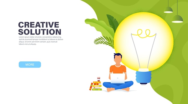 Kreatives lösungskonzept. guy sitzt in einer lotus-position mit einem laptop in der nähe der großen leuchtenden glühbirne und arbeitet an einer neuen kreativen idee.