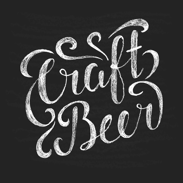 Kreide schriftzug craft beer auf tafel.