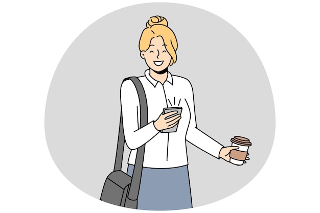 Lächelnde geschäftsfrau nutzt ihr mobiltelefon und trinkt kaffee aus der tasse zum mitnehmen. fröhliche, motivierte mitarbeiterin genießt das getränk zum mitnehmen und stöbert auf dem smartphone. vektorillustration