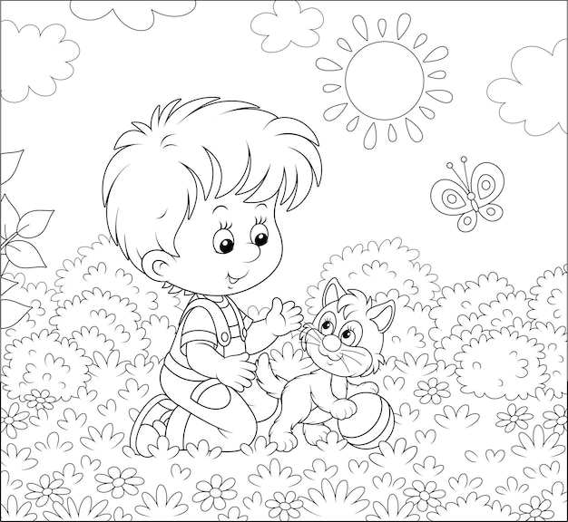 Lächelnder kleiner junge, der mit einem kleinen, fröhlichen kätzchen zwischen blumen auf dem gras eines sommerrasens spielt