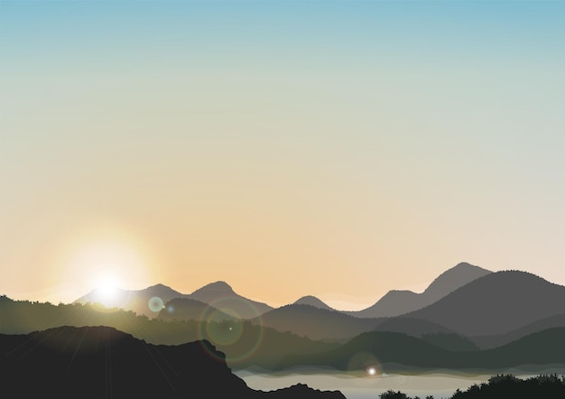 Landschaftssonnenaufgang mit Silhouetten von Bergen und Nebel