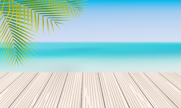 Leere Holztisch- und Palmblätter mit unscharfem Strandhintergrund