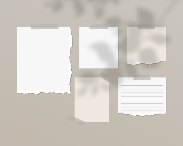 Leere weiße Papierbögen an der Wand mit Schattenauflage.