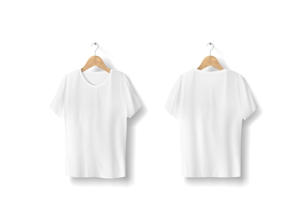 Leere weiße T-Shirts, die an der weißen Wand hängen