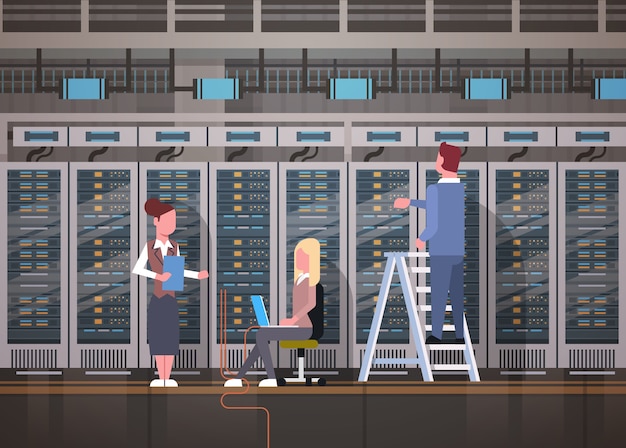 Leute, die im Daten-Raum-Raum-Haltungs-Server arbeiten