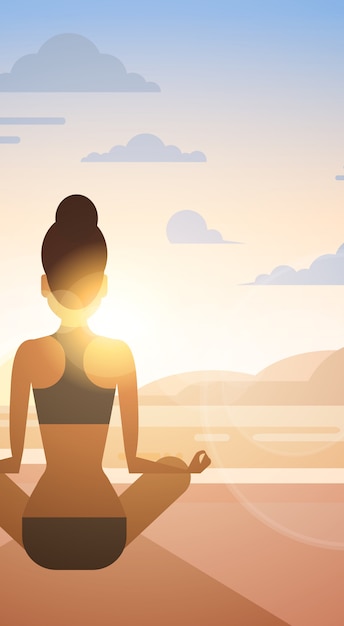 Mädchen-yoga lotus position sport-fitness-frauen-übungs-training auf sonnenuntergang