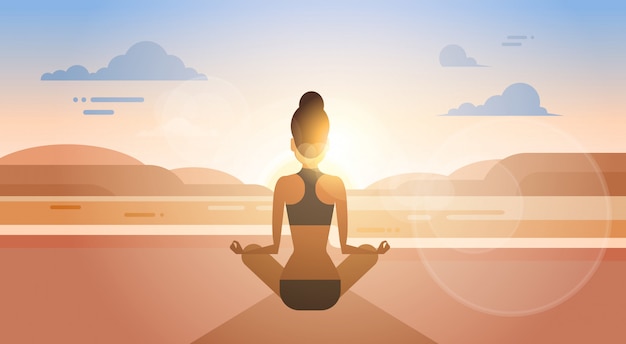 Mädchen-yoga lotus position sport-fitness-frauen-übungs-training auf sonnenuntergang