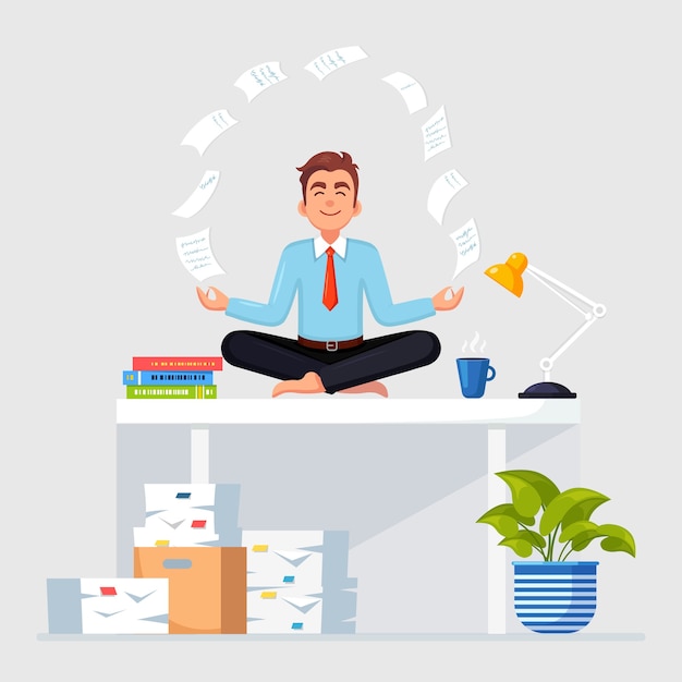 Mann, der yoga am arbeitsplatz im büro tut. arbeiter meditieren, entspannen auf schreibtisch mit fliegendem papier