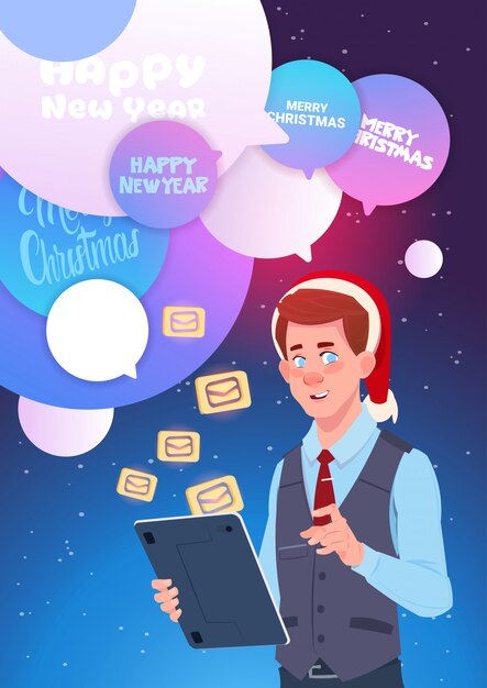 Mann mit digitaler tablette senden die mitteilungen, die mit guten rutsch ins neue jahr und frohe weihnachten durch grüßen