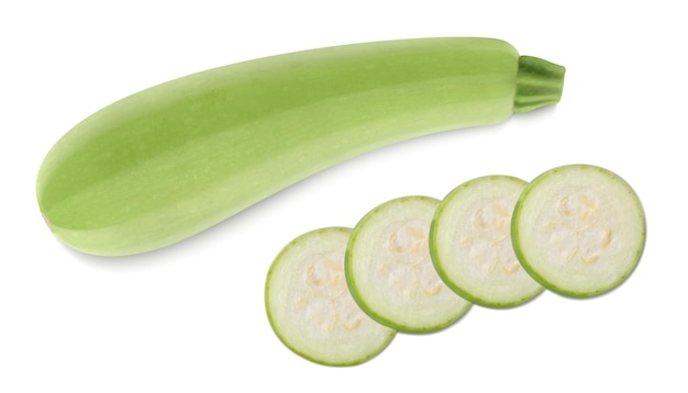 Mark oder zucchini mit auf weißem hintergrund isolierten scheiben ganzes und gehacktes gemüse realistische 3d-vektorillustration beschneidungspfad und volle schärfentiefe