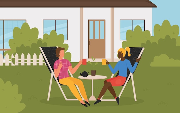 Menschen, Freunde entspannen sich auf einem Sommerpicknick, Frauen sitzen auf Liegestühlen im Hinterhof
