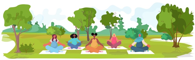 Mix race schwangere frauen, die yoga fitnessübungen trainieren, trainieren gesunde lebensstil konzept mädchen, die im parklandschaftshintergrund meditieren