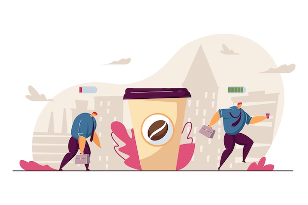 Müder Büroangestellter, der nach dem Kaffeetrinken energetisiert wird