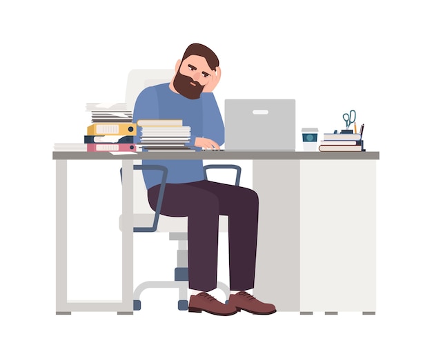 Müder männlicher Manager, der am Computer arbeitet