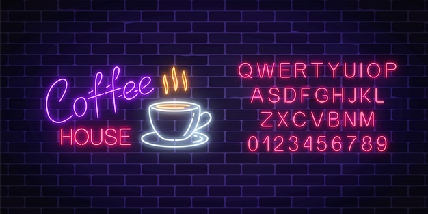 Neonkaffeehausschild mit Alphabet auf einer dunklen Backsteinmauer