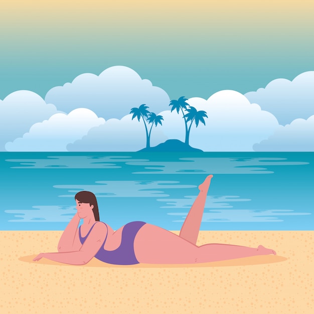 Nette pralle Frau im Badeanzug lila Farbe am Strand, Sommerferienzeit