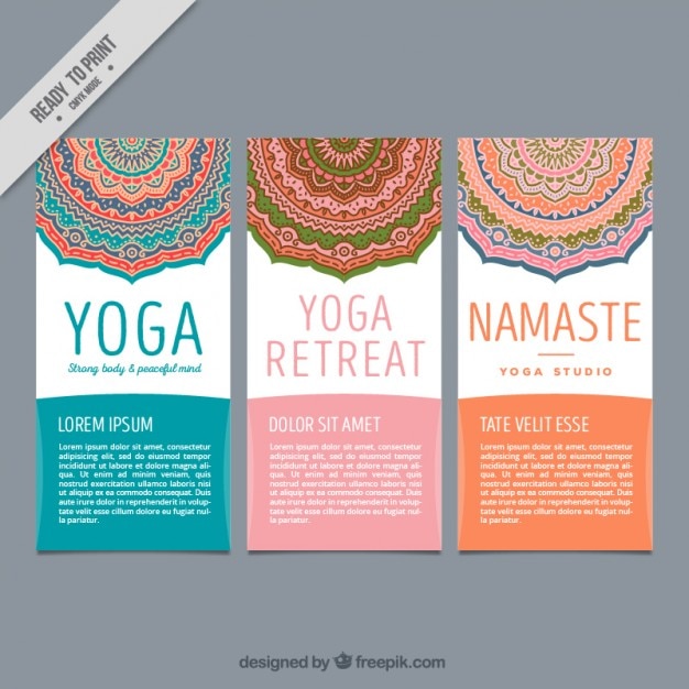 Nette yoga-flyer mit dekorativen mandalas