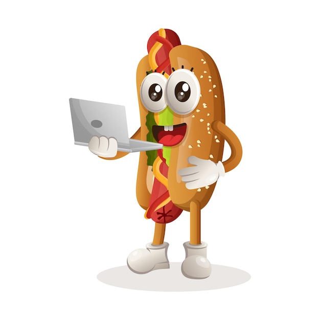 Nettes hotdog-maskottchen, das mit einem laptop arbeitet