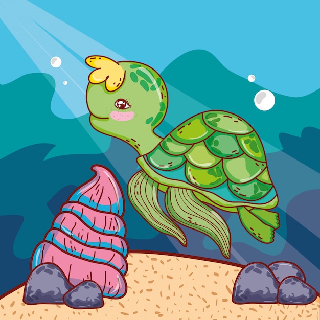 Nettes Schildkrötentier mit Oberteil im Meer