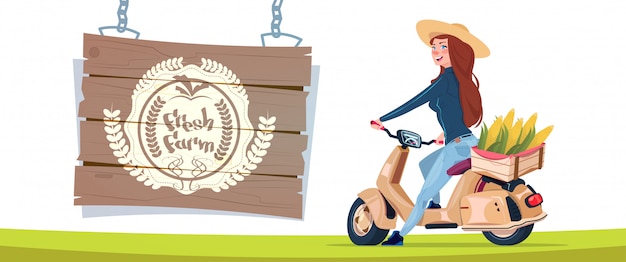 Neuer bauernhof logo banner mit weiblichem landwirt auf elektrischem roller-transport mit kasten gemüse