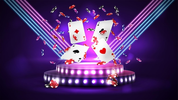 Online-casino-banner mit podium mit casino-spielkarten und pokerchips in violetter szene mit diagonalen rosa und blauen neonlampen im hintergrund